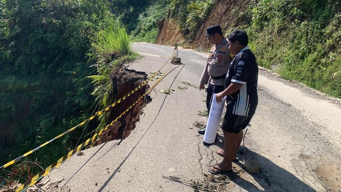 Polisi mengecek longsor di Jalan Muara Siau-Jangkat, Merangin, Jambi