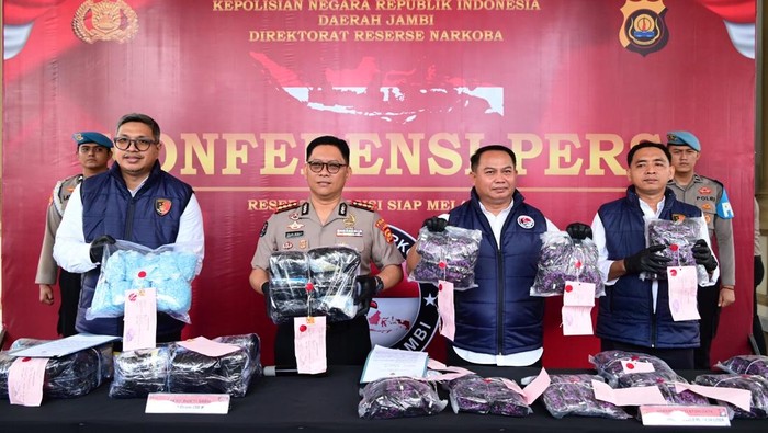 Polisi menggagalkan peredaran paket besar narkoba di Jambi