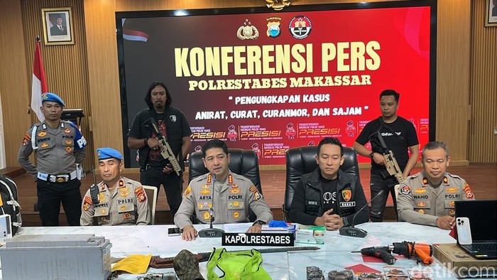 Polisi menggelar konferensi pers usai menangkap 5 anggota geng motor yang tebas korban di Jalan Ablam, Makassar.