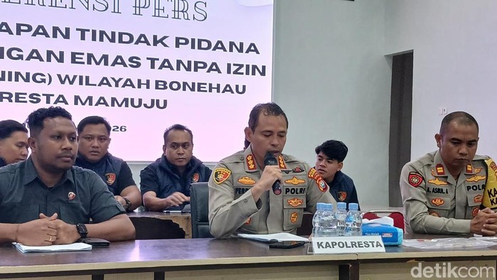 Polisi merilis kasus tambang emas ilegal di Mamuju.