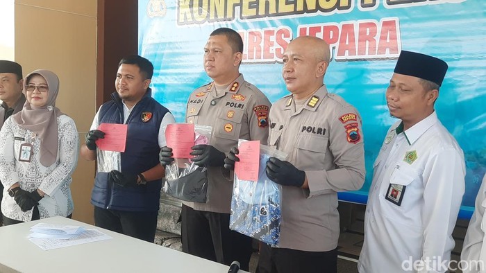 Polres Jepara saat menggelar konferensi pers tentang kasus dugaan tindakan kekerasan seksual di ponpes, Selasa (12/5/2026).