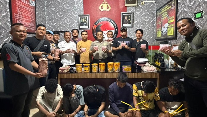Polres Rohil menangkap 6 tersangka dan menyita ribuan butir ekstasi.