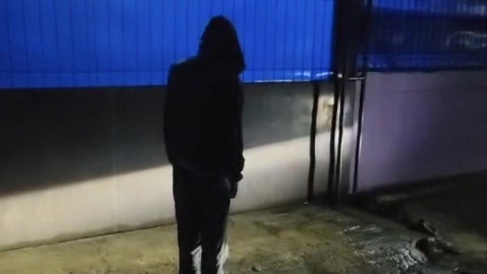 Potongan video viral pria mematung di Sukabumi