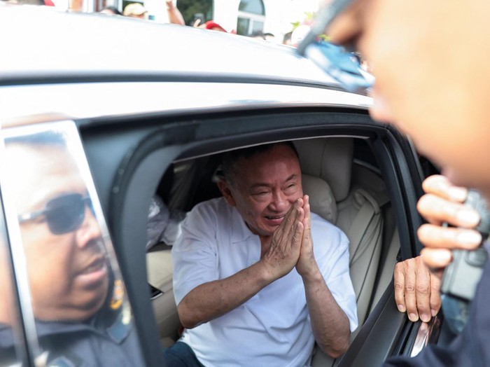 Mantan PM Thailand Thaksin Shinawatra saat keluar dari penjara usai mendapatkan pembebasan bersyarat pada Mei lalu (dok. REUTERS/Chalinee Thirasupa)