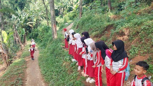 potret siswa SDN Giriasih yang ada di ketinggian gunung Batulayang KBB potret siswa SDN Giriasih yang ada di ketinggian gunung Batulayang KBB