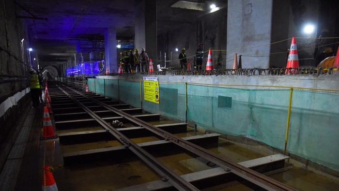 Pekerja memantau proyek pembangunan tunnel MRT Harmoni-Sawah Besar di Jakarta, Selasa (12/5/2026). Berdasarkan data per 12 Mei 2026 progres pembangunan MRT Jakarta Fase 2A Bundaran HI-Kota telah mencapai 59,7 persen, dengan target operasional untuk rute Bundaran HI-Monas pada akhir 2027 dan untuk rute Monas-Kota pada akhir 2029. ANTARA FOTO/Indrianto Eko Suwarso/sgd