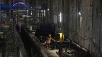 Berdasarkan data per 12 Mei 2026 progres pembangunan MRT Jakarta Fase 2A Bundaran HI-Kota telah mencapai 59,7 persen, dengan target operasional untuk rute Bundaran HI-Monas pada akhir 2027 dan untuk rute Monas-Kota pada akhir 2029. Foto: ANTARA FOTO/Indrianto Eko Suwarso