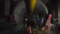 Pekerja menyelesaikan proyek pembangunan tunnel MRT Harmoni-Sawah Besar di Jakarta, Selasa (12/5/2026). Foto: ANTARA FOTO/Indrianto Eko Suwarso