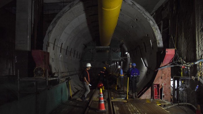 Pekerja memantau proyek pembangunan tunnel MRT Harmoni-Sawah Besar di Jakarta, Selasa (12/5/2026). Berdasarkan data per 12 Mei 2026 progres pembangunan MRT Jakarta Fase 2A Bundaran HI-Kota telah mencapai 59,7 persen, dengan target operasional untuk rute Bundaran HI-Monas pada akhir 2027 dan untuk rute Monas-Kota pada akhir 2029. ANTARA FOTO/Indrianto Eko Suwarso/sgd