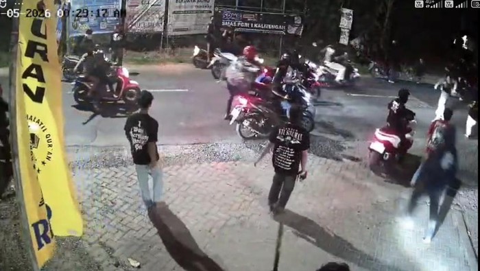 Rekaman CCTV bentrokan pemuda di Gresik