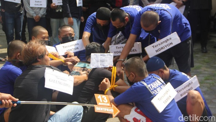 Suasana rekonstruksi kasus pengeroyokan yang menewaskan Ilham Dwi Saputra (16) di Polres Bantul.