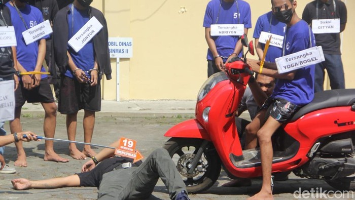 Suasana rekonstruksi kasus pengeroyokan yang menewaskan Ilham Dwi Saputra (16) di Polres Bantul.