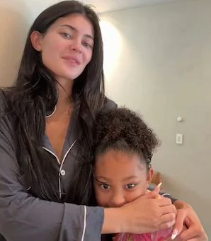 Kopi Racikan Kylie Jenner Bikin Netizen Bingung: Pisang Dicampur Espresso?