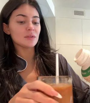Kopi Racikan Kylie Jenner Bikin Netizen Bingung: Pisang Dicampur Espresso?