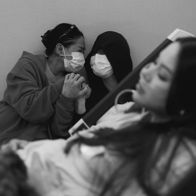 Perasaan Risa Dewi Temani Alyssa Daguise Melahirkan: Emosional dan Indah