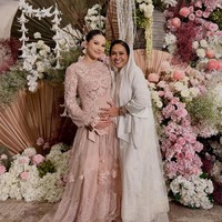 Risa Dewi juga hadir di momen Gender Reveal dan Pengajian Alyssa Daguise pada akhir Desember 2025. Ibu dari tiga anak ini tampil bersahaja dalam balutan gamis putih berhias bordir dan kerudung berwarna senada. Foto: Instagram/@risa_dewi
