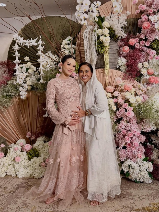 Risa Dewi juga hadir di momen Gender Reveal dan Pengajian Alyssa Daguise pada akhir Desember 2025. Ibu dari tiga anak ini tampil bersahaja dalam balutan gamis putih berhias bordir dan kerudung berwarna senada. Foto: Instagram/@risa_dewi