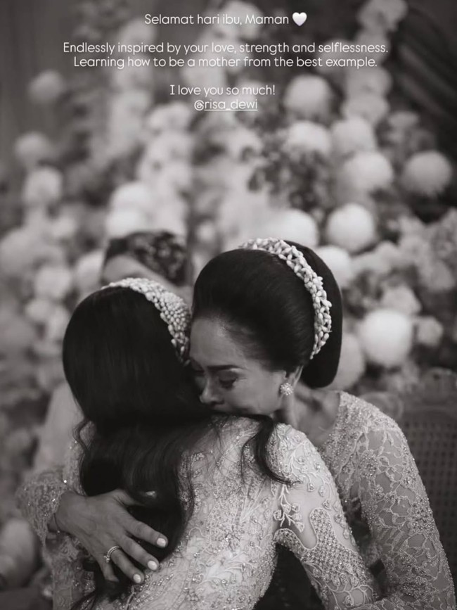 Kebahagiaan tak hanya menyelimuti pasangan muda Al Ghazali dan Alyssa Daguise, yang baru saja melahirkan anak pertamanya pada Minggu (10/05/2026). Tapi juga Risa Dewi, ibu Alyssa, yang jadi ‘nenek siaga’ setia mendampingi selama proses persalinan. Foto: Instagram/@risa_dewi