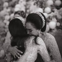 Kebahagiaan tak hanya menyelimuti pasangan muda Al Ghazali dan Alyssa Daguise, yang baru saja melahirkan anak pertamanya pada Minggu (10/05/2026). Tapi juga Risa Dewi, ibu Alyssa, yang jadi ‘nenek siaga’ setia mendampingi selama proses persalinan. Foto: Instagram/@risa_dewi