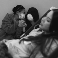Tak hanya memberi dukungan untuk sang putri, Risa Dewi juga menguatkan menantunya, Al Ghazali. Ia terlihat menggenggam tangan putra sulung Ahmad Dhani dan Maia Estianty itu di samping tempat tidur Alyssa. Foto: Instagram/@risa_dewi