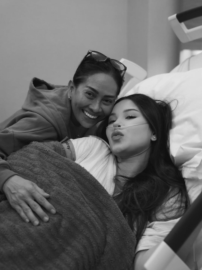 Potret Risa Dewi, Ibu Alyssa Daguise Setia Dampingi Kelahiran Cucu Pertama