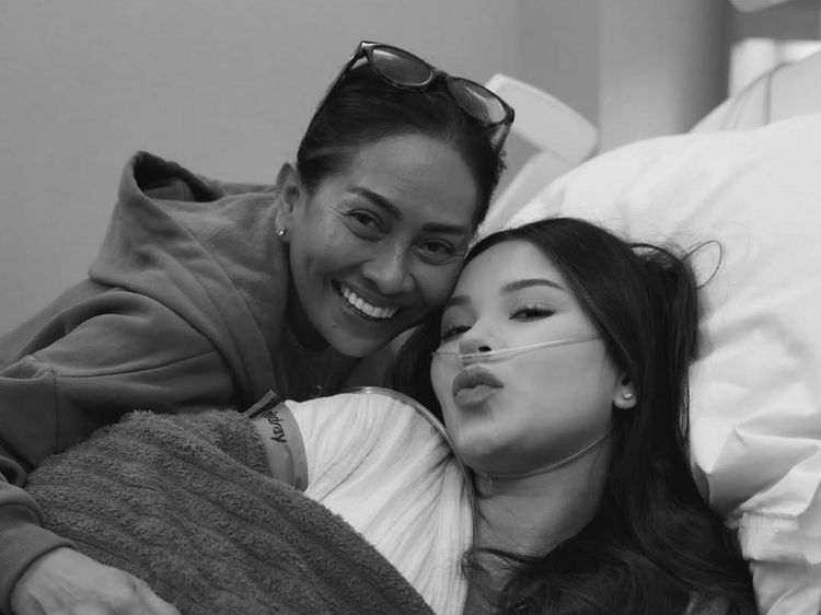 Potret Risa Dewi, Ibu Alyssa Daguise Setia Dampingi Kelahiran Cucu Pertama