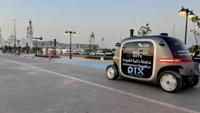 RoboBus di sekitar Masjid Quba