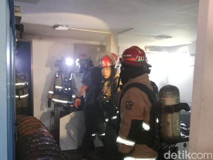 Damkar Surabaya Padamkan Kebakaran Ruang Arsip Polres Pelabuhan Tanjung Perak