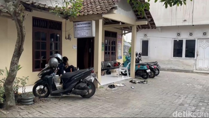 Suasana rumah yang digunakan sebagai lokasi praktik bidan oleh ORP di Gamping, Sleman, Selasa (12/5/2026)