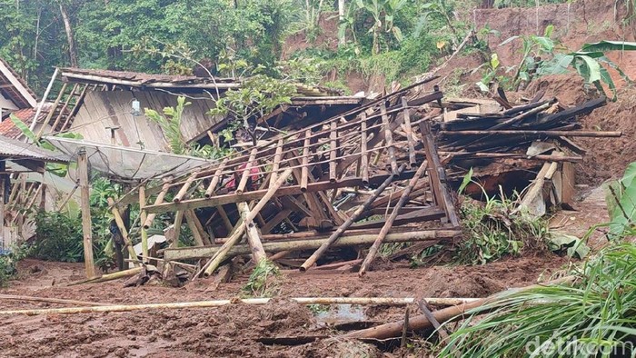 Rumah rata diterjang longsor di Ciamis