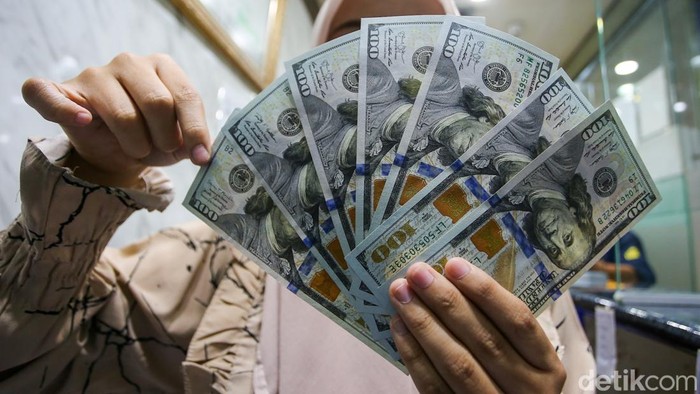 Nilai tukar rupiah terhadap dolar Amerika Serikat (AS) kembali tertekan hingga menembus level psikologis Rp 17.500 per dolar AS pada perdagangan Selasa (12/5/2026). Angka tersebut menjadi posisi terlemah rupiah sepanjang sejarah.