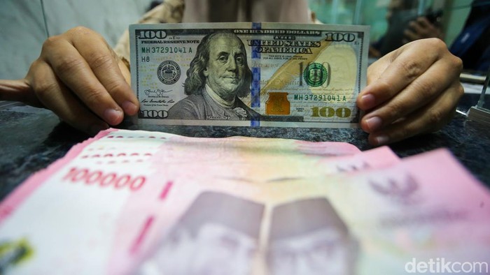 Rupiah Tersungkur! Dolar AS Tembus Rp 17.500 untuk Pertama Kali