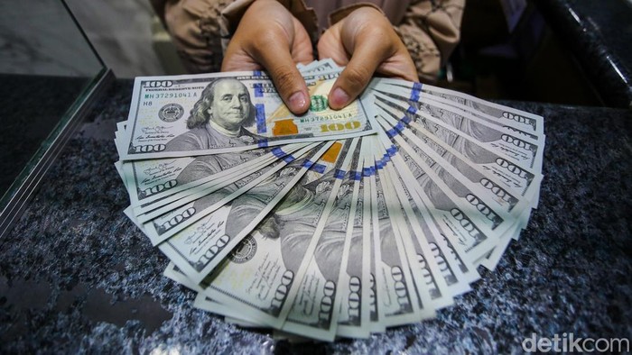Nilai tukar rupiah terhadap dolar Amerika Serikat (AS) kembali tertekan hingga menembus level psikologis Rp 17.500 per dolar AS pada perdagangan Selasa (12/5/2026). Angka tersebut menjadi posisi terlemah rupiah sepanjang sejarah.