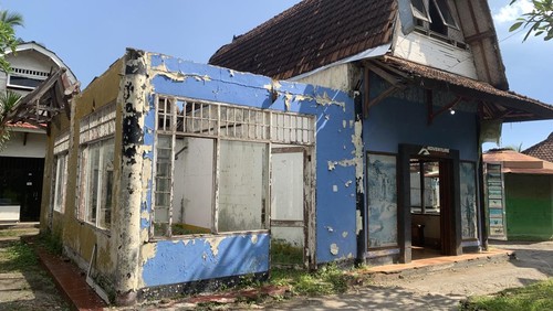 Salah satu bangunan kumuh bahkan rusak di Pasar Seni Senggigi, Selasa (12/5/2026). (M. Zahiruddin/detikBali)
