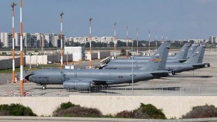 Sejumlah pesawat militer AS diparkir di landasan Bandara Ben Gurion di Tel Aviv, Israel, pada akhir Februari lalu (dok. AFP/JACK GUEZ) 
