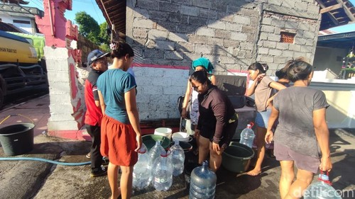 Sejumlah warga mengantre air bersih di Kelurahan Banyuasri, Kecamatan Buleleng, Bali Selasa (12/5/2026).