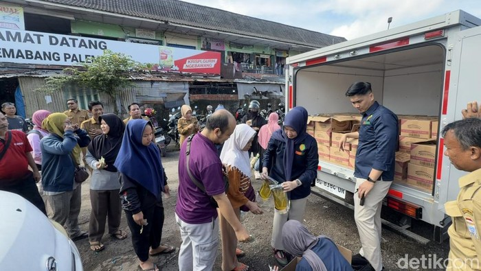 Suasana operasi pasar minyak goreng di Pasar Lemabang Palembang