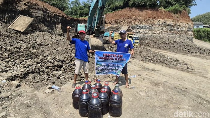 Warga tutup galian c ilegal di Kendal.