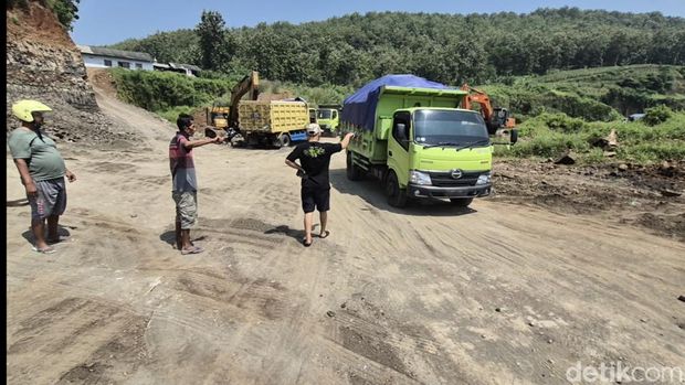 Tambang galian C ilegal Warga tutup galian c ilegal di Kendal.