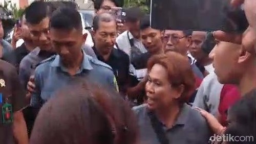 Tangkapan layar suasana ketegangan ibu Made Vaniradya Puspa Nitra, Ning Purnamawati saat berada di halaman PN Mataram, Selasa (12/5/2026).