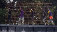 ejumlah pekerja mengangkat besi cor untuk pembangunan jembatan penyebrangan orang di Kabupaten Bogor,Jawa Barat, Selasa (12/5/2026). Hingga akhir Maret 2026, BPJS Ketenagakerjaan tercatat telah melindungi sekitar 47,4 juta pekerja di Indonesia. Foto: ANTARA FOTO/YULIUS SATRIA WIJAYA