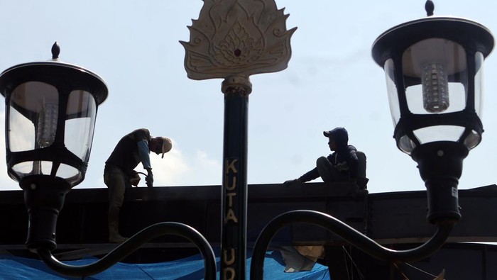 Pekerja menyelesaikan pembangunan jembatan penyebrangan orang di Kabupaten Bogor,Jawa Barat, Selasa (12/5/2026). Pemerintah menargetkan 10 juta pekerja rentan mendapatkan perlindungan BPJS Ketenagakerjaan pada tahun 2026 ini dan hingga data per akhir Maret lalu baru tercatat 6,7 juta pekerja yang terlindungi jaminan sosial itu. ANTARA FOTO/Yulius Satria Wijaya/sgd