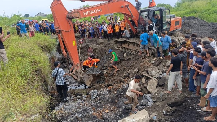 Teks foto: Tim SAR gabungan saat mencari para korban. (Foto: dok Kantor Pencarian dan Pertolongan Kelas A Medan)