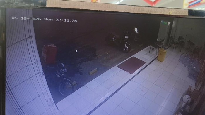Terekam CCTV aksi curanmor di minimarket Pasuruan