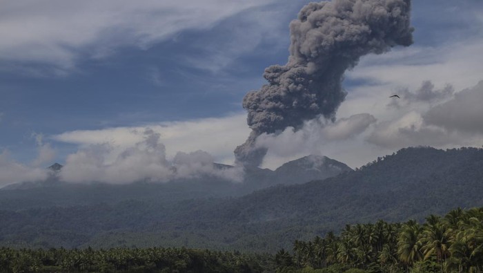 Foto udara Gunung Dukono mengeluarkan abu vulkanik terlihat dari Desa Mamuya, Kecamatan Galela, Kabupaten Halmahera Utara, Maluku Utara, Selasa (12/5/2026). ANTARAFOTO/Andri Saputra/nz.