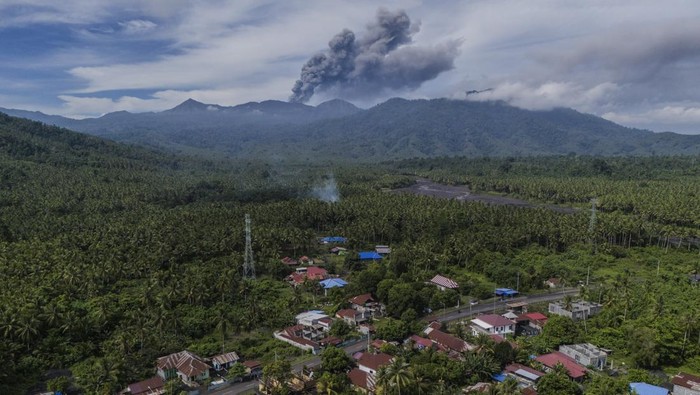 Foto udara Gunung Dukono mengeluarkan abu vulkanik terlihat dari Desa Mamuya, Kecamatan Galela, Kabupaten Halmahera Utara, Selasa (12/5/2026).