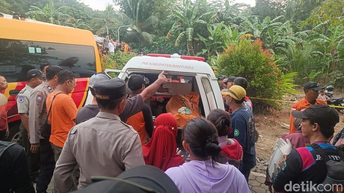Tim SAR gabungan mengevakuasi jasad pria yang terjun dari Jembatan Sungai Serayu, Banyumas, Selasa (12/5/2026).