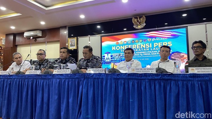 Konferensi pers TNI AL membongkar gudang berisikan 16 ton pasir timah ilegal (Devi/detikcom)