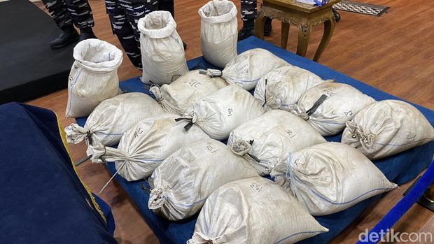 Konferensi pers TNI AL membongkar gudang berisikan 16 ton pasir timah ilegal di kawasan Pantai Indah Kapuk (PIK) 2, Tangerang, Banten. (Devi/detikcom)