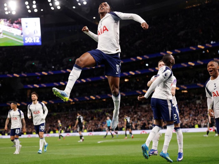 Soccer Football - Premier League - Tottenham Hotspur v Leeds United - Tottenham Hotspur Stadium, London, Britain - May 11, 2026 Tottenham Hotspur's Mathys Tel celebrates scoring their first goal with Destiny Udogie Action Images via Reuters/Andrew Couldridge EDITORIAL USE ONLY. NO USE WITH UNAUTHORIZED AUDIO, VIDEO, DATA, FIXTURE LISTS, CLUB/LEAGUE LOGOS OR 'LIVE' SERVICES. ONLINE IN-MATCH USE LIMITED TO 120 IMAGES, NO VIDEO EMULATION. NO USE IN BETTING, GAMES OR SINGLE CLUB/LEAGUE/PLAYER PUBLICATIONS. PLEASE CONTACT YOUR ACCOUNT REPRESENTATIVE FOR FURTHER DETAILS.. TPX IMAGES OF THE DAY